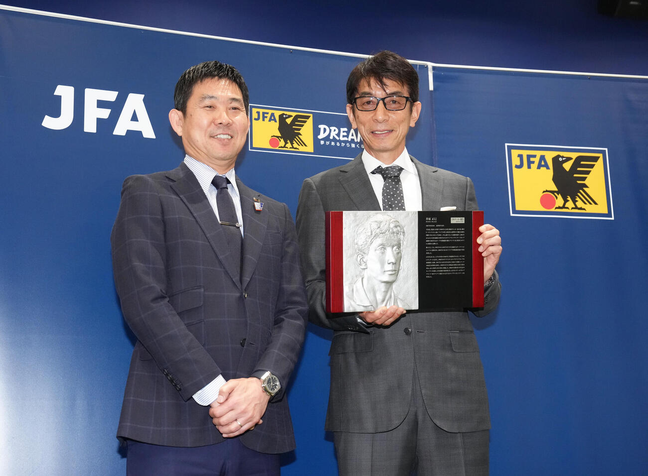 日本サッカー殿堂レリーフ贈呈式に臨んだ井原氏（右）は日本代表森保監督との記念撮影に笑顔を見せる（撮影・足立雅史）