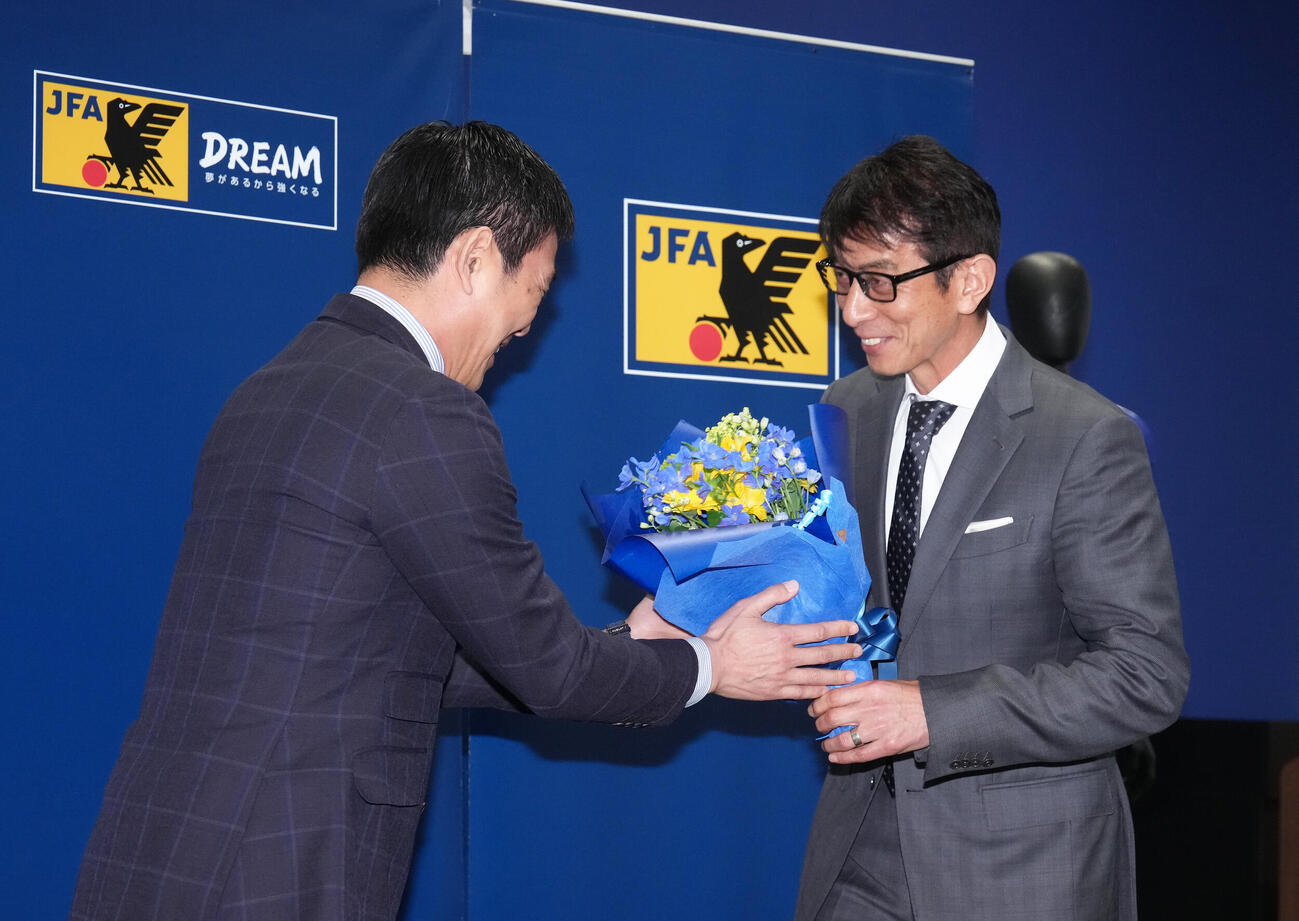 日本サッカー殿堂レリーフ贈呈式に臨んだ井原氏（右）は日本代表森保監督から花束を受け取る（撮影・足立雅史）