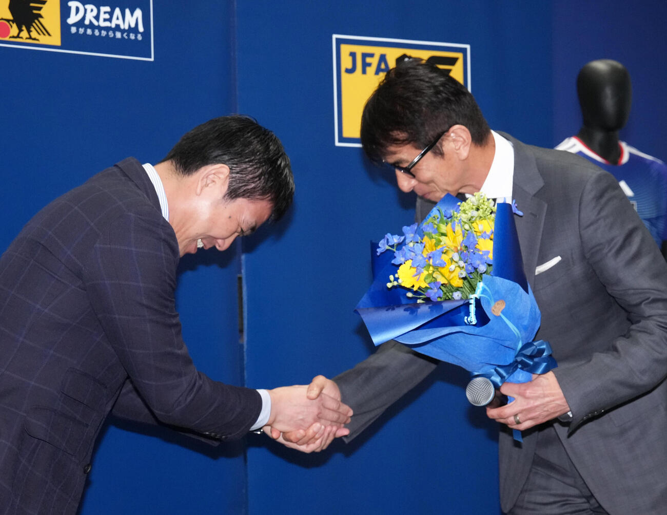 日本サッカー殿堂レリーフ贈呈式に臨んだ井原氏（右）は日本代表森保監督と握手を交わす（撮影・足立雅史）