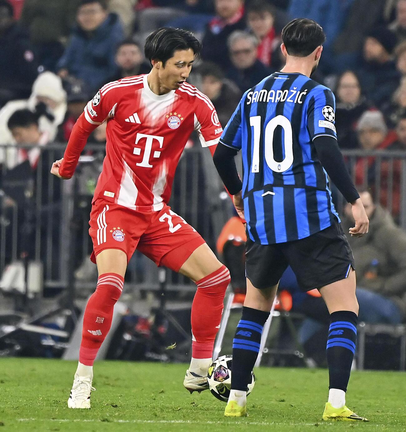 アタランタ戦で競り合うバイエルン・ミュンヘンの伊藤（左）＝ミュンヘン（共同）