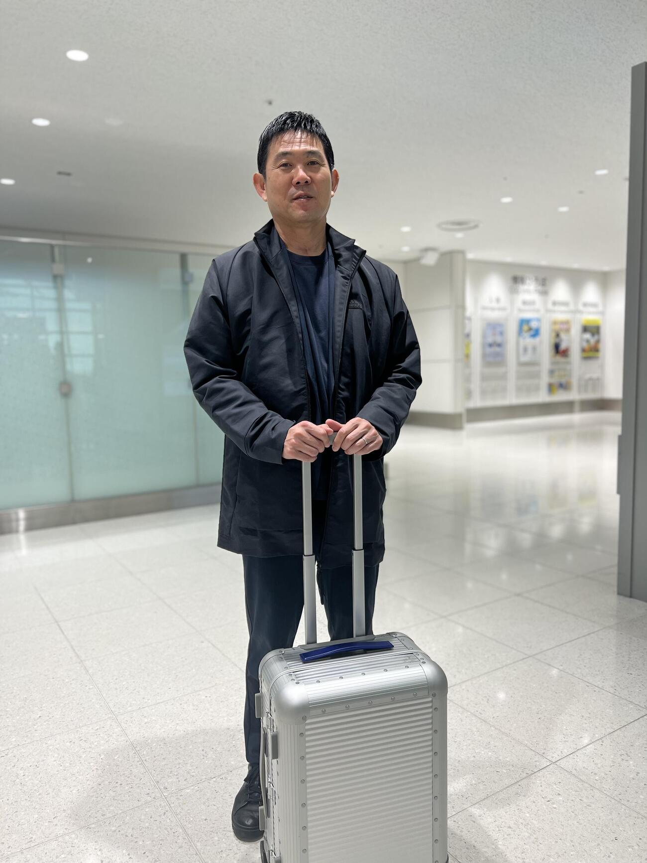 英国遠征に向けて出発した日本代表の森保一監督（撮影・佐藤成）