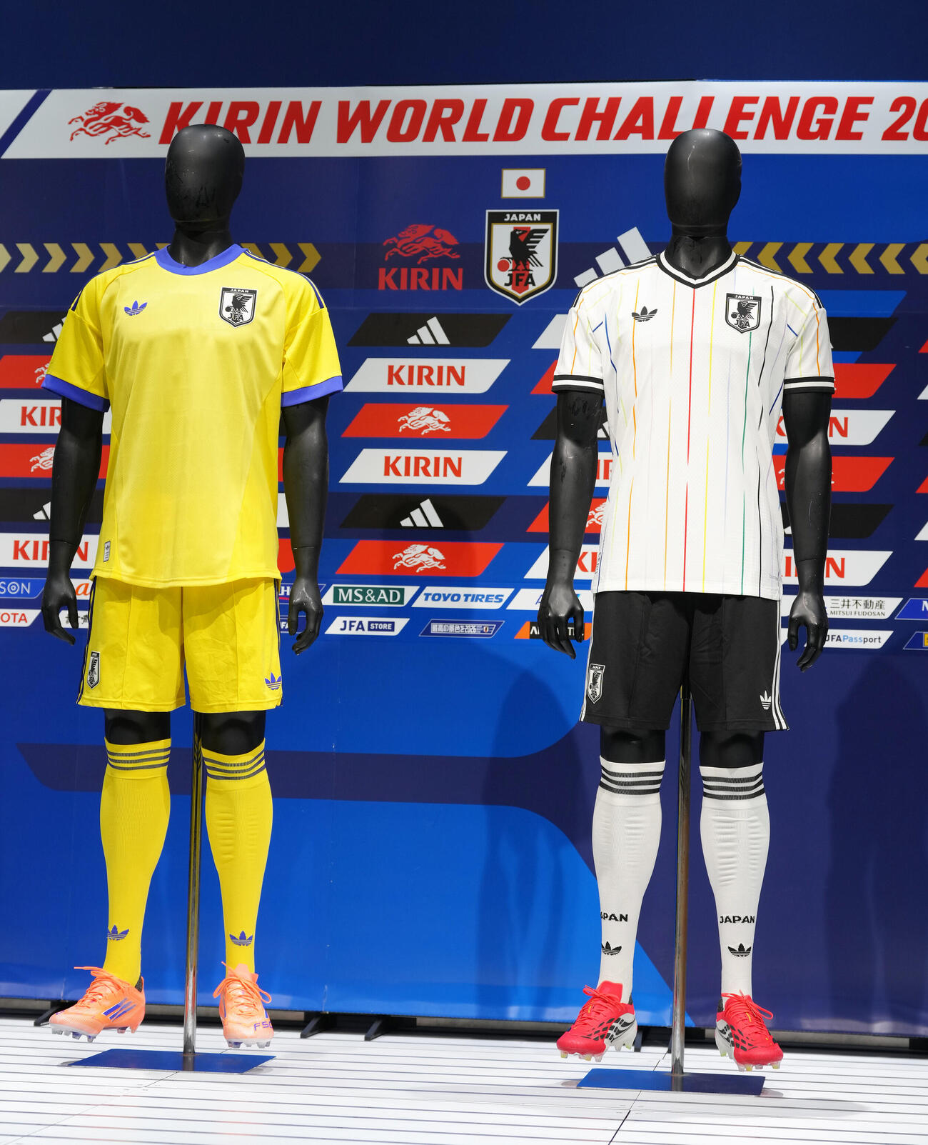 発表された日本代表の新アウェーユニホーム。右がフィールドプレーヤー用、左がGK用（撮影・足立雅史）