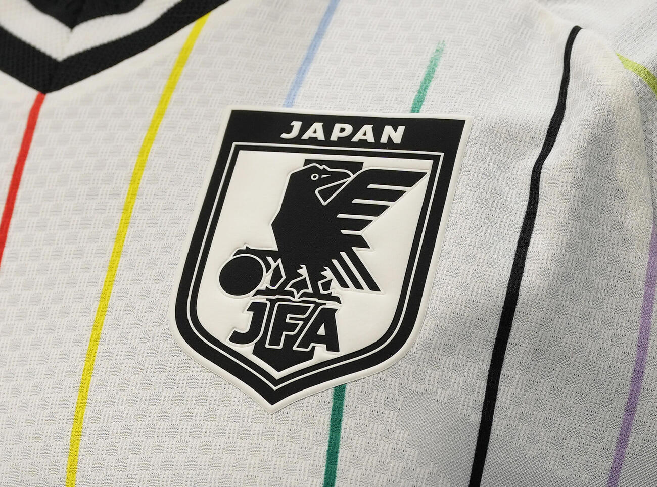 発表された日本代表の新アウェーユニホーム。モノクロのエンブレムが採用された（撮影・足立雅史）