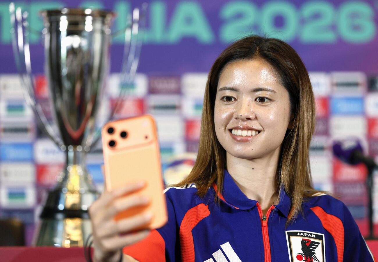 オーストラリア戦を前に行われた記者会見で写真に納まる長谷川（共同）