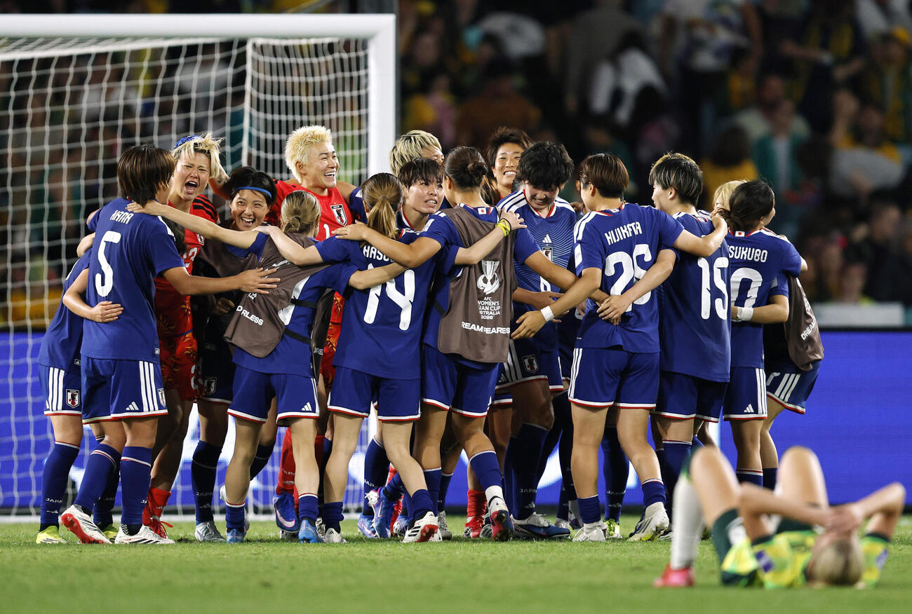 オーストラリアに競り勝ち優勝を果たし、喜ぶ女子日本代表（共同）