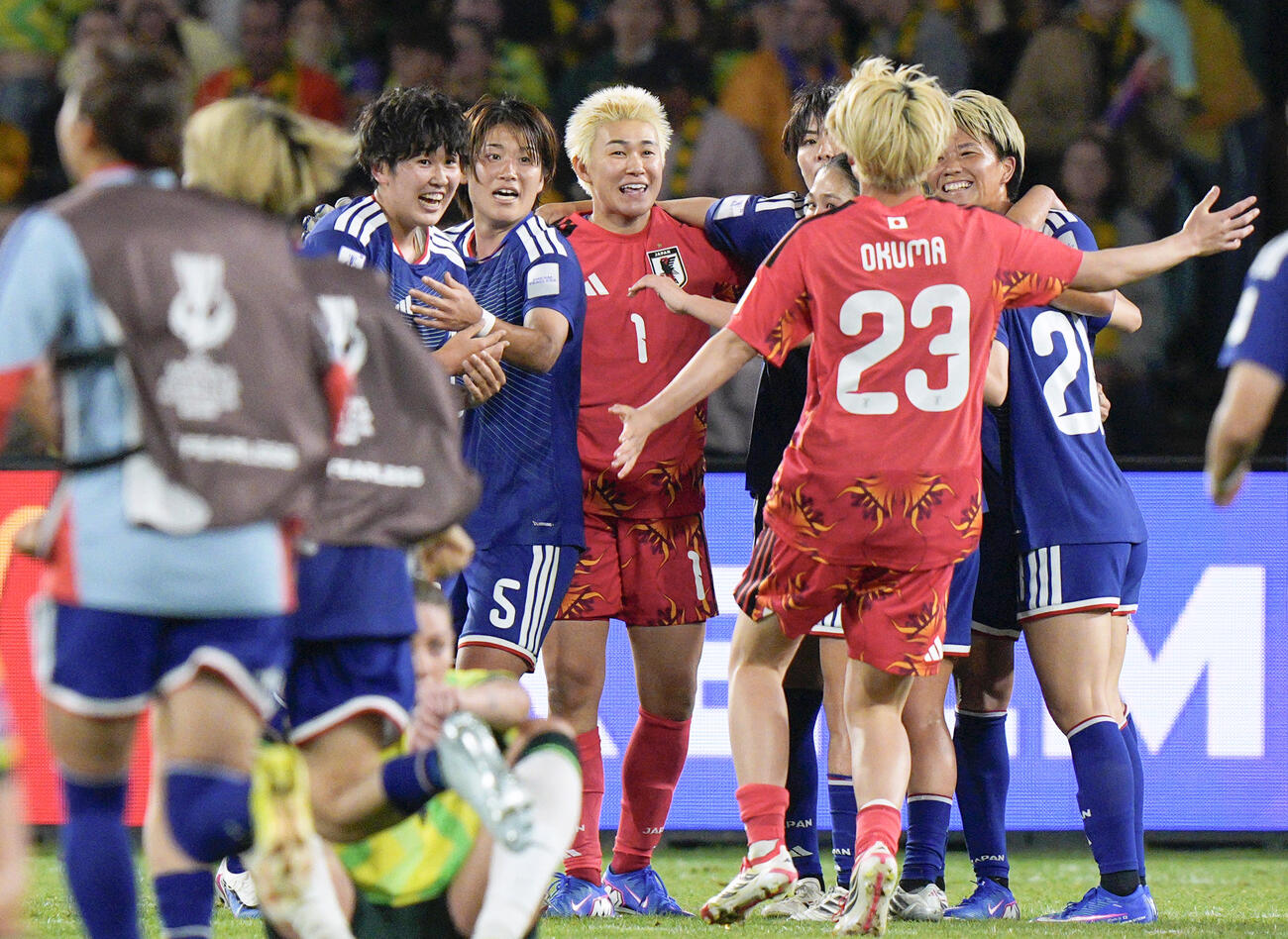 オーストラリアに競り勝ち優勝を果たし、喜ぶGK山下（中央）ら（共同）
