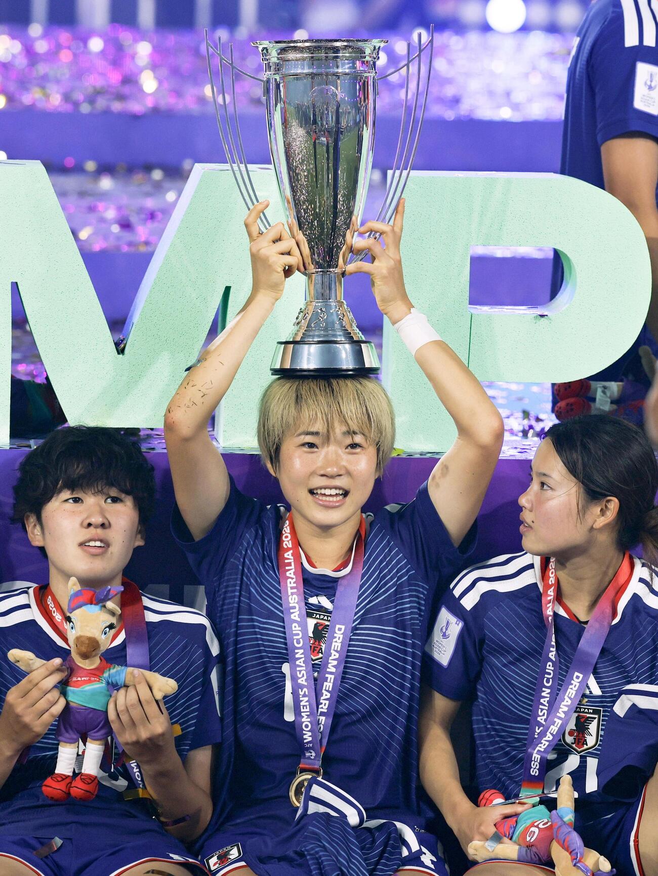 2大会ぶり3度目の優勝を果たし喜ぶ浜野（中央）（共同）