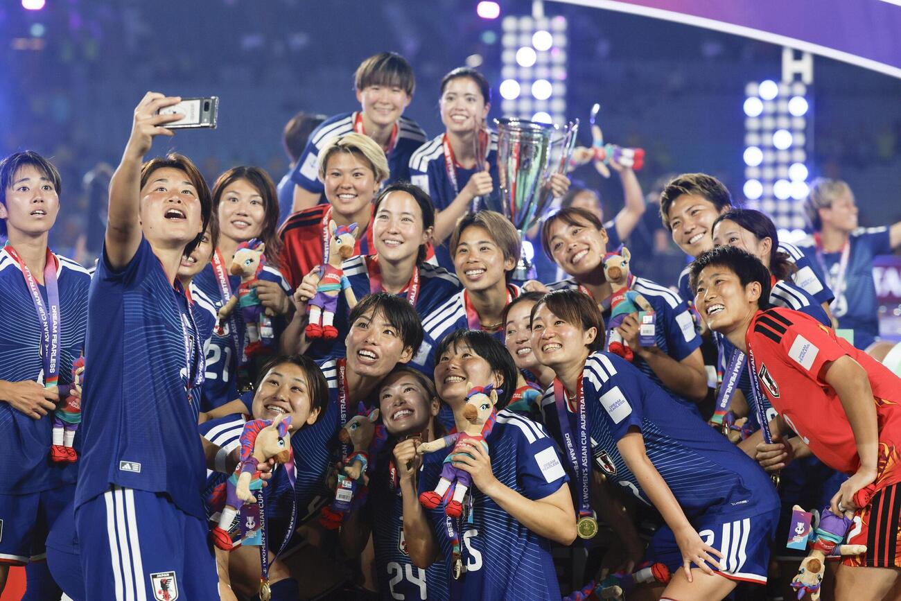 2大会ぶり3度目の優勝を果たし記念撮影する女子日本代表（共同）