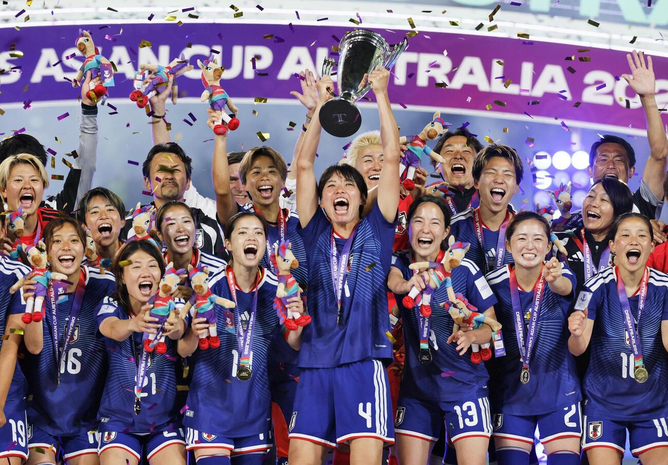 2大会ぶり3度目の優勝を果たし大喜びの熊谷（中央）ら女子日本代表（共同）