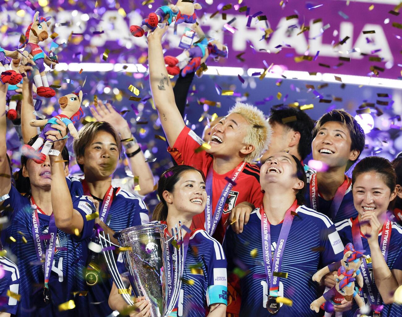 2大会ぶり3度目の優勝を果たし大喜びのGK山下（中央）ら（共同）
