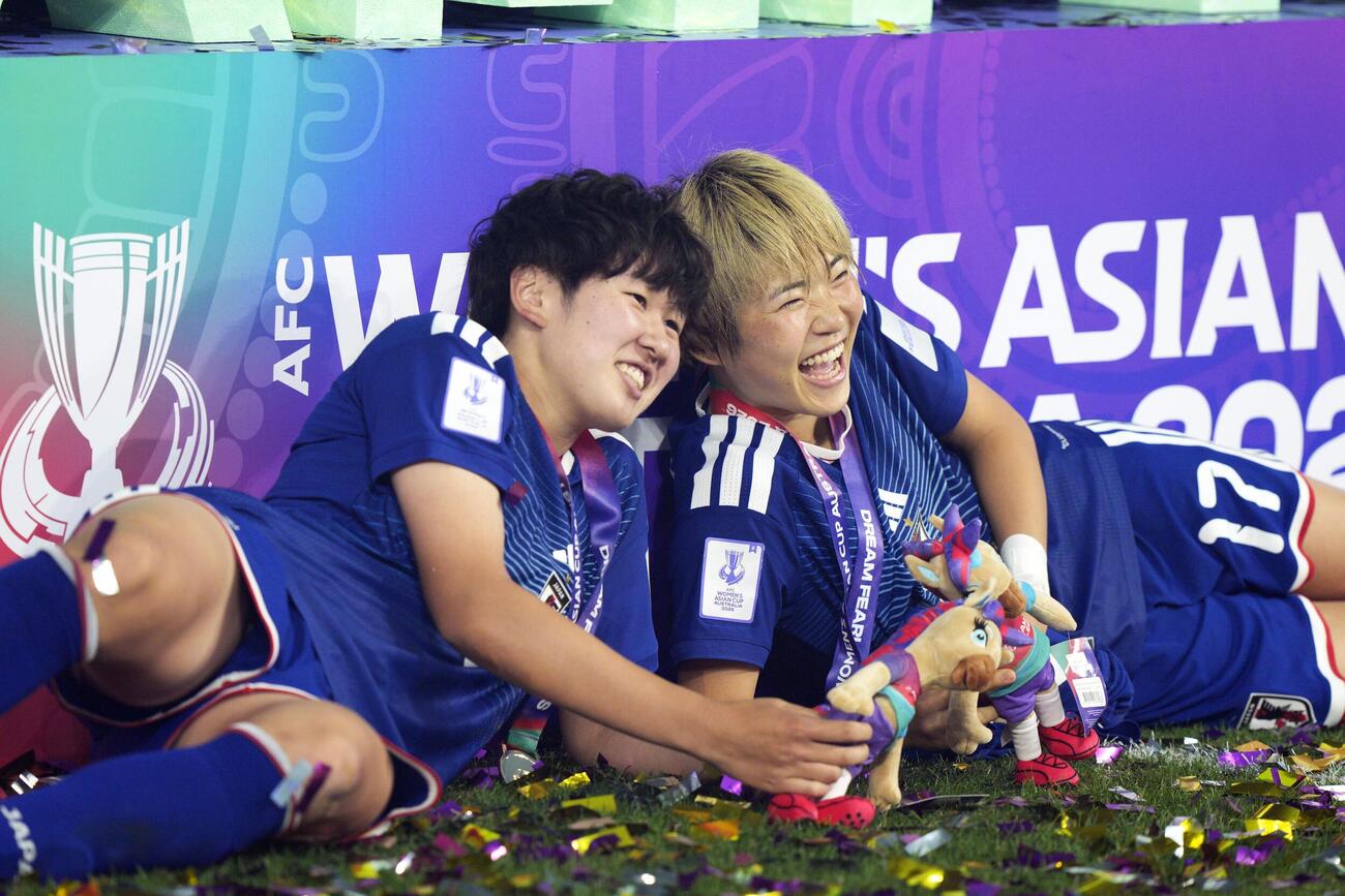 2大会ぶり3度目の優勝を果たし喜びに浸る古賀（左）と浜野