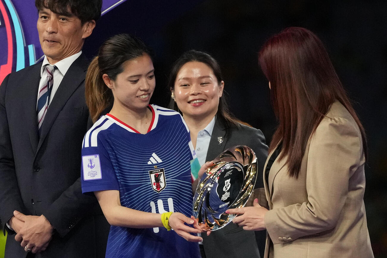 優勝カップを受け取るMF長谷川唯（AP）