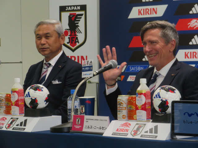女子アジア杯を制したなでしこジャパンのニルス・ニールセン監督（右）と佐々木則夫女子強化委員長は、笑顔で優勝を報告した