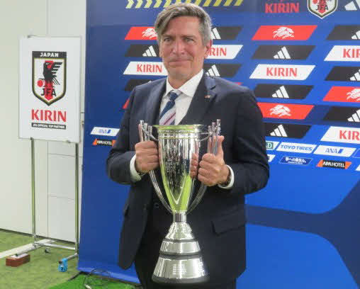 アジア杯の優勝トロフィーを手にするなでしこジャパンのニルス・ニールセン監督