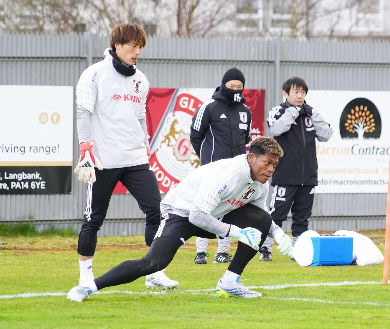 スコットランド戦に向けて調整した日本代表GK鈴木彩艶（右）。左はGK大迫敬介（撮影・佐藤成）