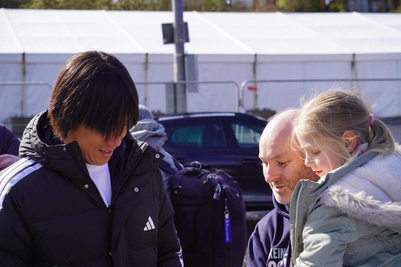 日本代表対スコットランド代表戦の解説のため会場入りした元日本代表の中村俊輔さんは地元ファンにサインを求められる（撮影・佐藤成）