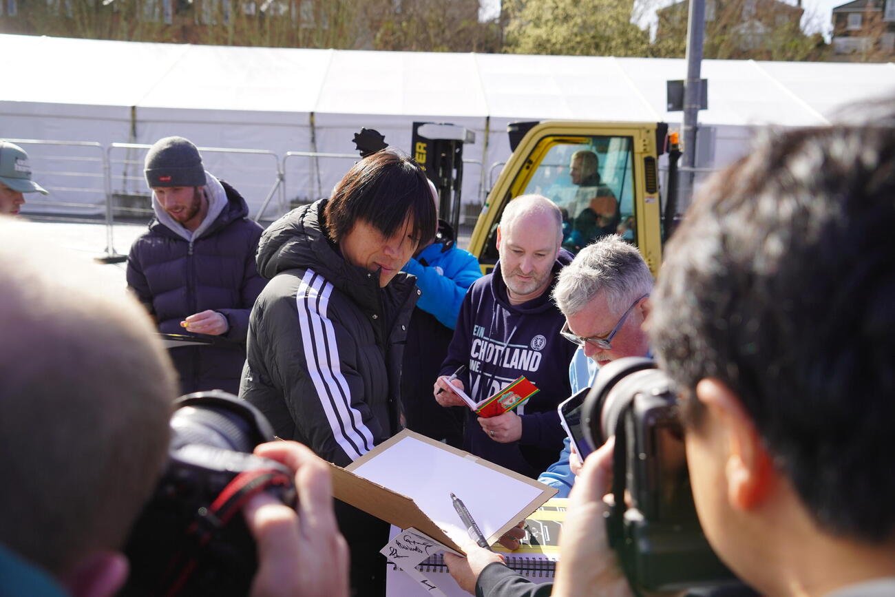 日本代表対スコットランド代表戦の解説のため会場入りした元日本代表の中村俊輔さんは地元ファンにサインを求められる（撮影・佐藤成）