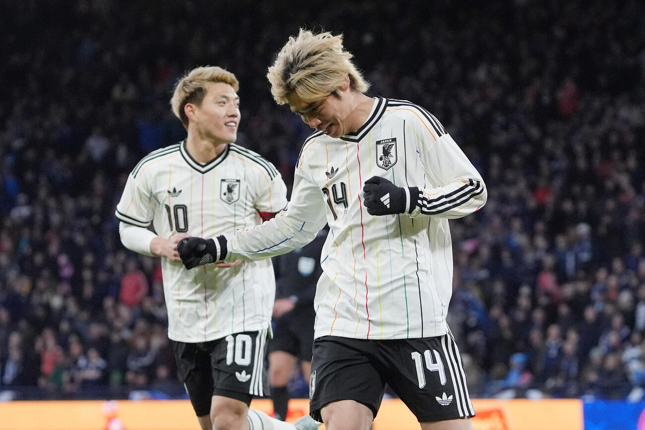 日本対スコットランド　後半、先制ゴールを決め喜ぶ伊東（右）。左は堂安（撮影・パオロ　ヌッチ）