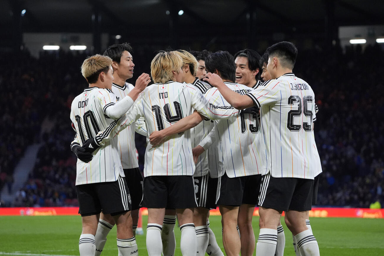日本対スコットランド　後半、伊東（左から3人目）が先制ゴールを決め祝福する選手たち（撮影・パオロ　ヌッチ）