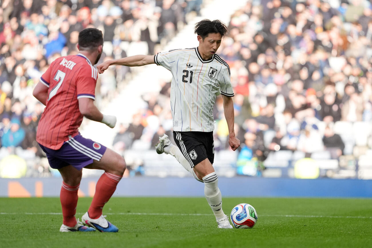 日本対スコットランド　前半、先発出場する伊藤（右）（撮影・パオロ　ヌッチ）