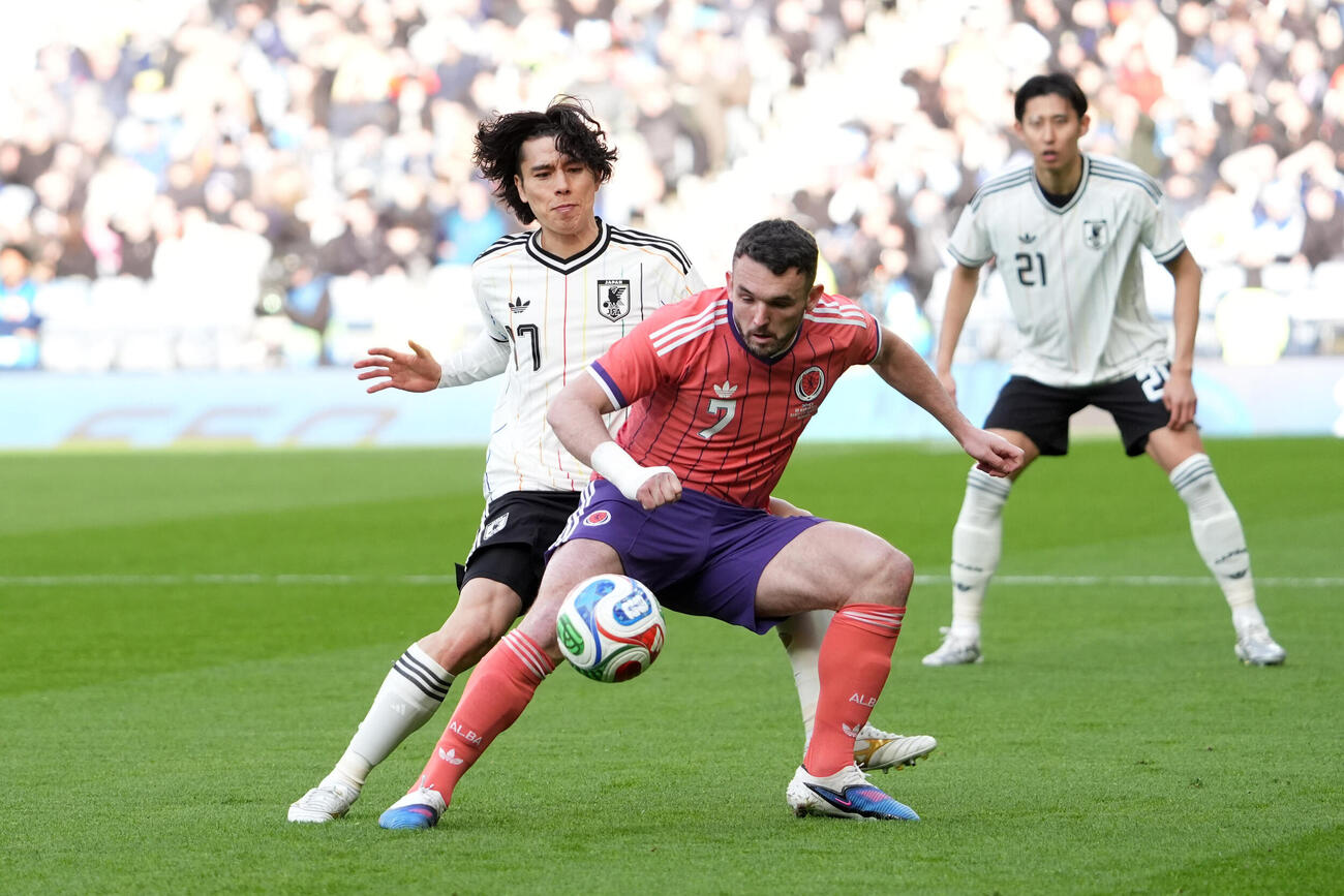 日本対スコットランド　前半、スコットランドのマッギン（右）と競り合う田中（撮影・パオロ　ヌッチ）