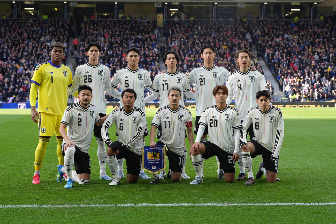 日本対スコットランド　試合前、集合写真に納まる日本代表の選手たち。前列左から菅原、藤田、前田、佐野航、鈴木唯、後列左からGK鈴木彩、後藤、渡辺、田中、伊藤、瀬古（撮影・パオロ　ヌッチ）