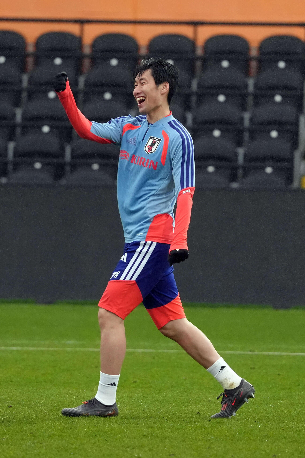 練習中、笑顔を見せる鎌田（撮影・パオロ・ヌッチ）
