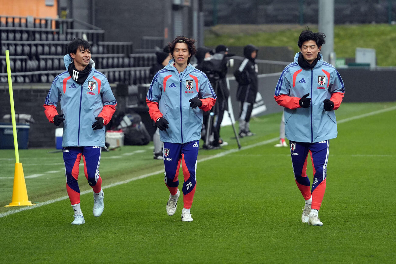笑顔でランニングする、左から三笘、田中、谷口（撮影・パオロ・ヌッチ）