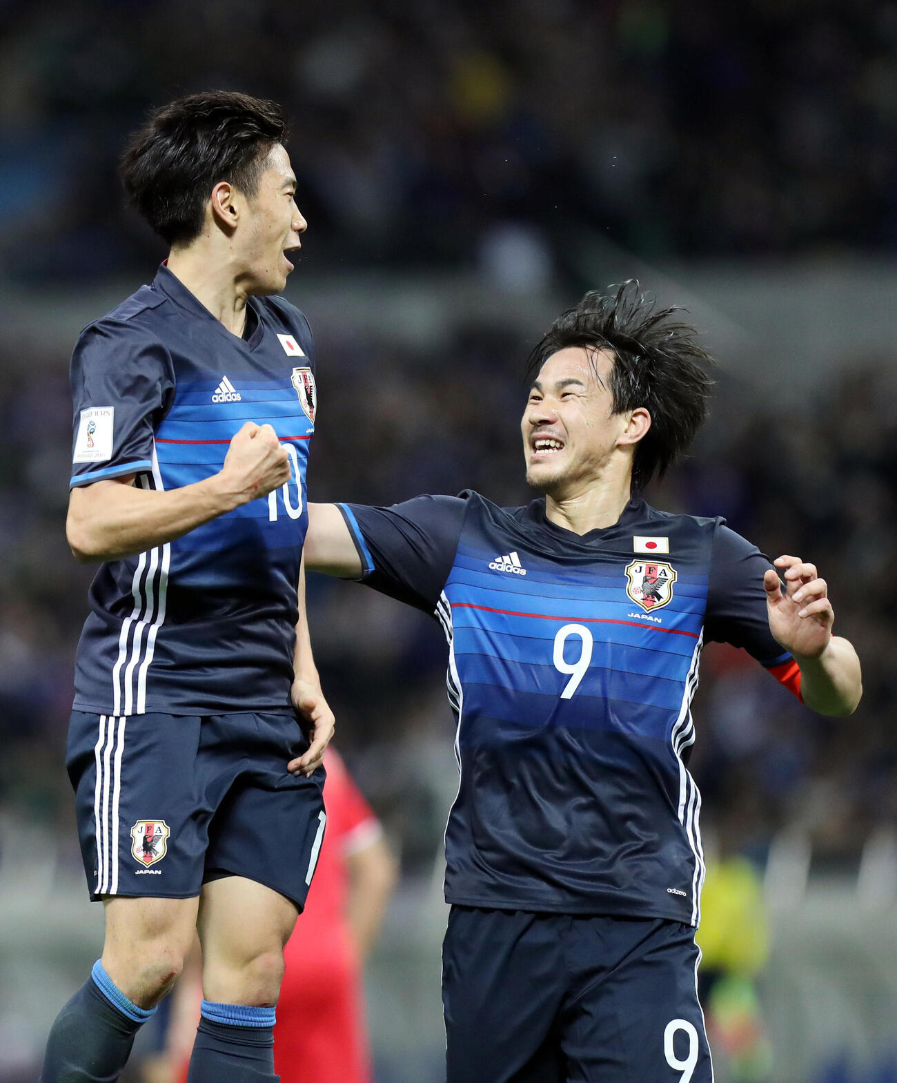 W杯ロシア大会アジア2次予選　E組・第8戦　日本対シリア　後半、ボレーシュートを決め、ガッツポーズをする香川（左）と祝福する岡崎（2016年3月撮影）