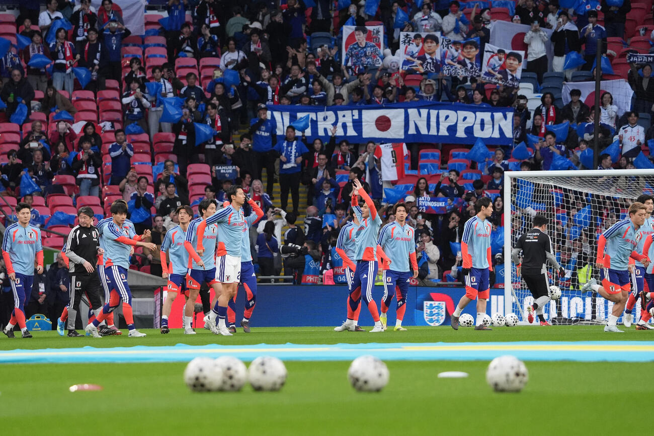 日本対イングランド　試合前、サポーターの声援を受け、練習に臨む日本代表の選手たち（撮影・パオロ　ヌッチ）