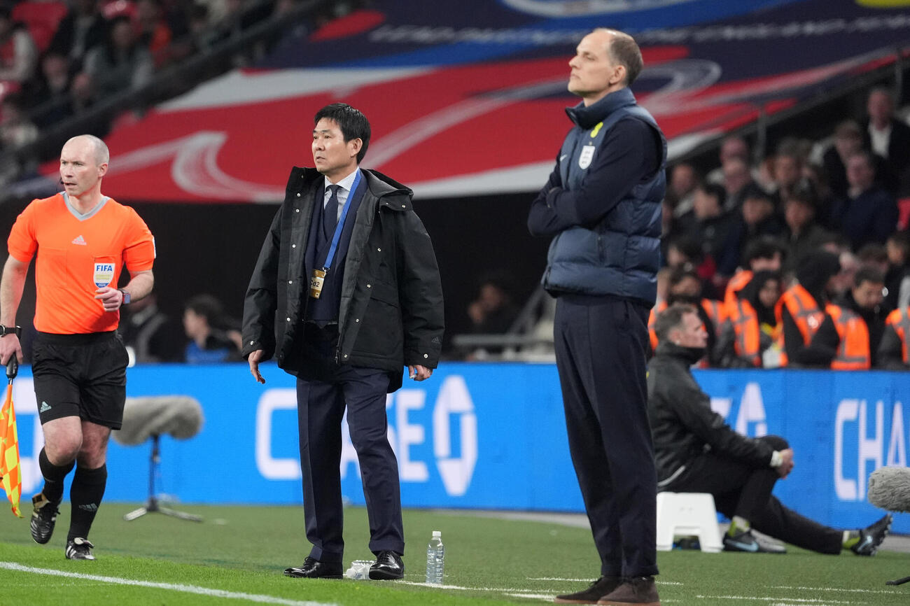 日本対イングランド　前半、戦況を見つめる森保監督（中央）。右はイングランド代表トゥヘル監督（撮影・パオロ　ヌッチ）