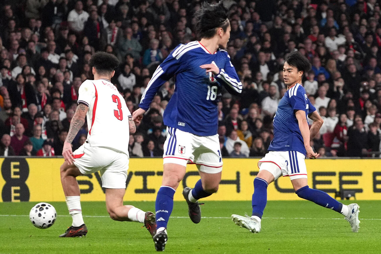 日本対イングランド　前半、先制ゴールを決める三笘（右）（撮影・パオロ　ヌッチ）