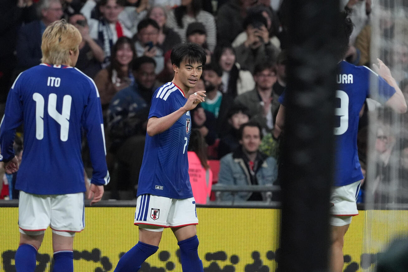 日本対イングランド　前半、先制ゴールを決めた三笘薫（撮影・パオロ　ヌッチ）