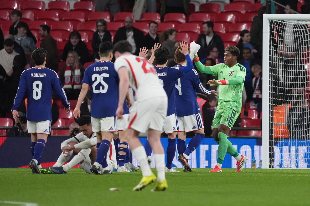 日本対イングランド　イングランド代表に勝利し、喜ぶGK鈴木彩（右端）ら日本代表の選手たち（撮影・パオロ　ヌッチ）