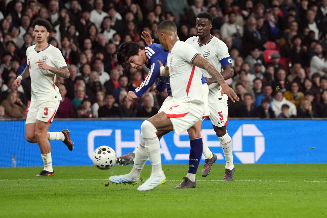 日本対イングランド　前半、シュートを放つ上田（中央）（撮影・パオロ　ヌッチ）