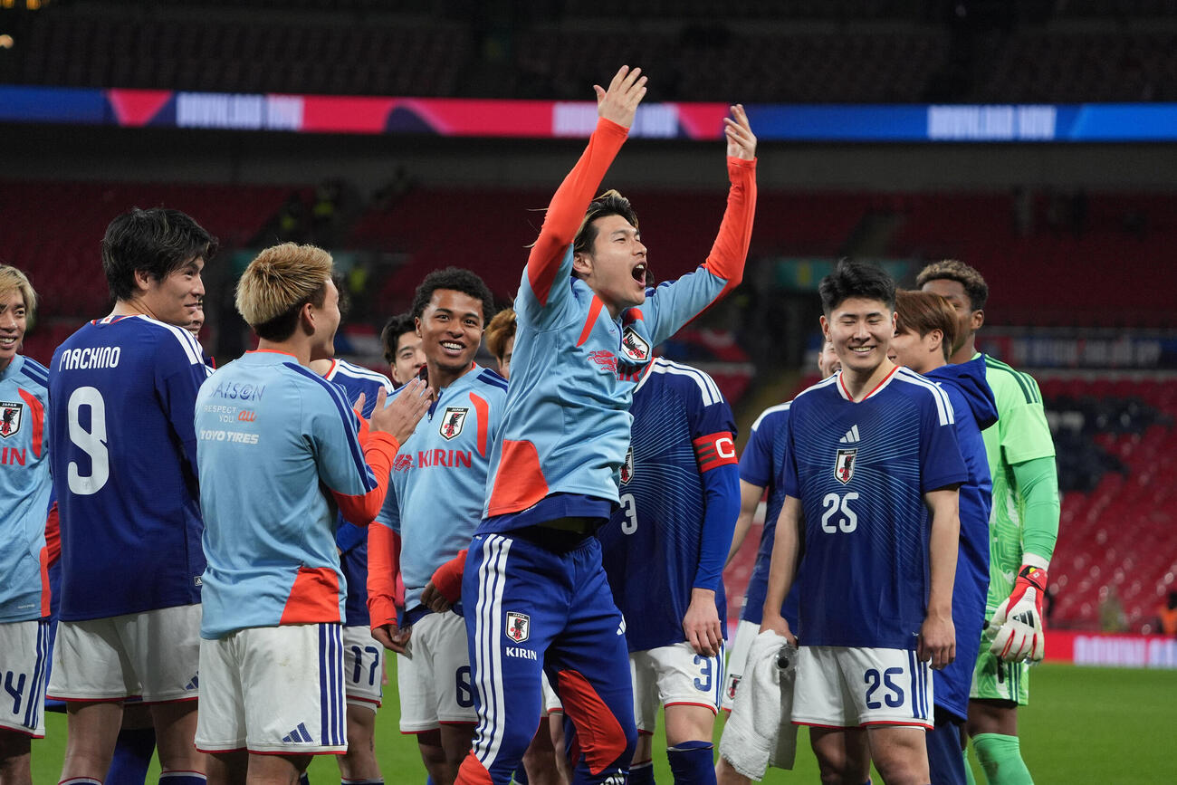 日本対イングランド　試合後、盛り上げる橋岡（中央）（撮影・パオロ　ヌッチ）
