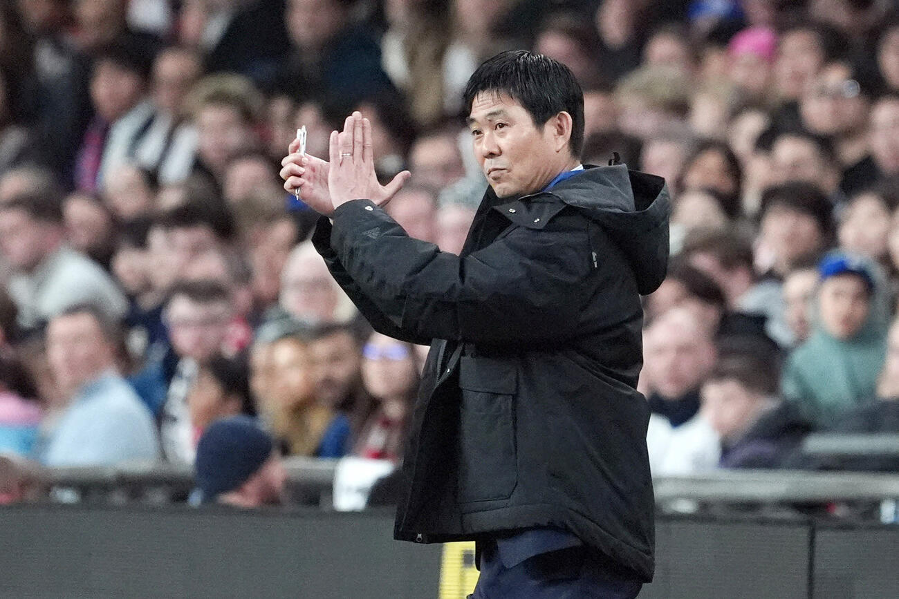 日本対イングランド　前半、拍手する森保監督（撮影・パオロ　ヌッチ）