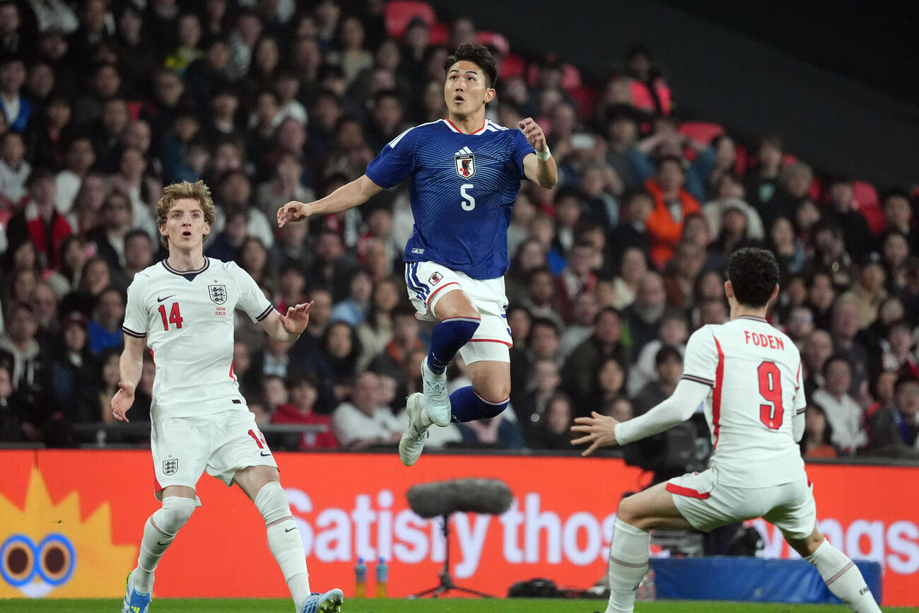 日本対イングランド　前半、ヘディングでジャンプする渡辺（中央）。左はイングランド代表のゴードン、右は同フォーデン（撮影・パオロ　ヌッチ）
