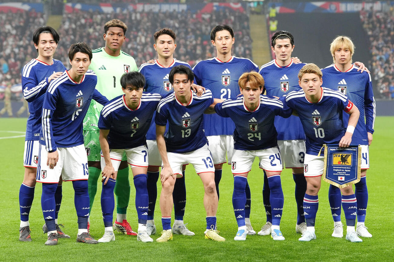 日本対イングランド　試合前、集合写真に納まる日本代表の選手たち。前列左から鎌田、三笘、中村、佐野海、堂安、後列左から上田、GK鈴木彩、渡辺、伊藤、谷口、伊東（撮影・パオロ　ヌッチ）