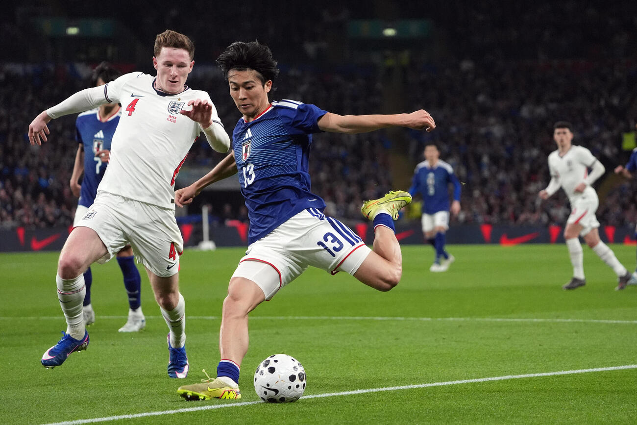 日本対イングランド　前半、攻め込む中村（右）。左はイングランド代表のアンダーソン（撮影・パオロ　ヌッチ）