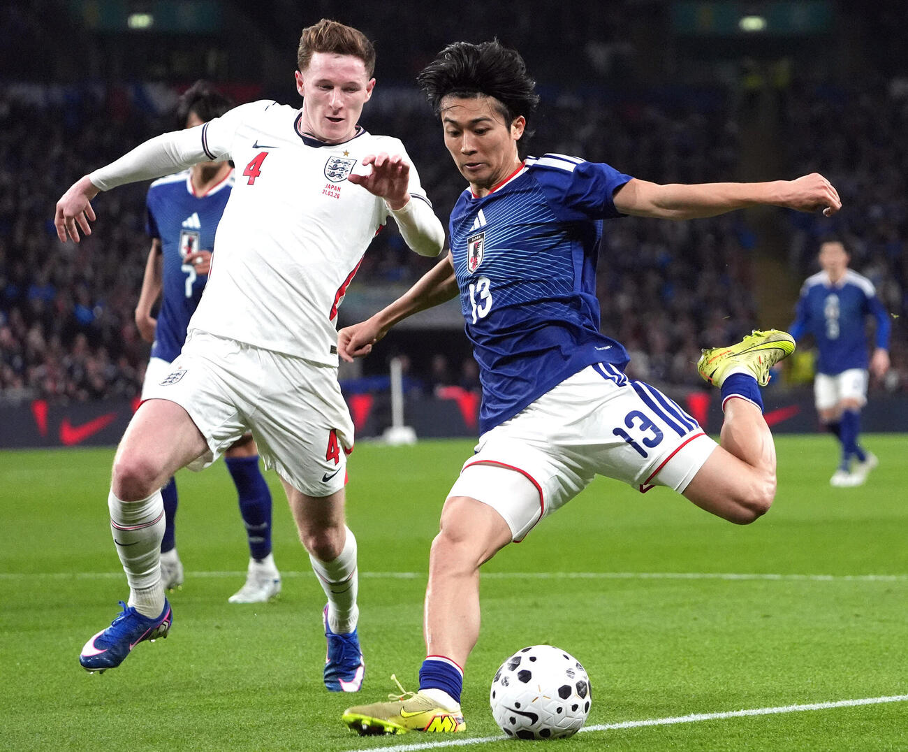 日本対イングランド　前半、攻め込む中村（右）。左はイングランド代表のアンダーソン（撮影・パオロ　ヌッチ）