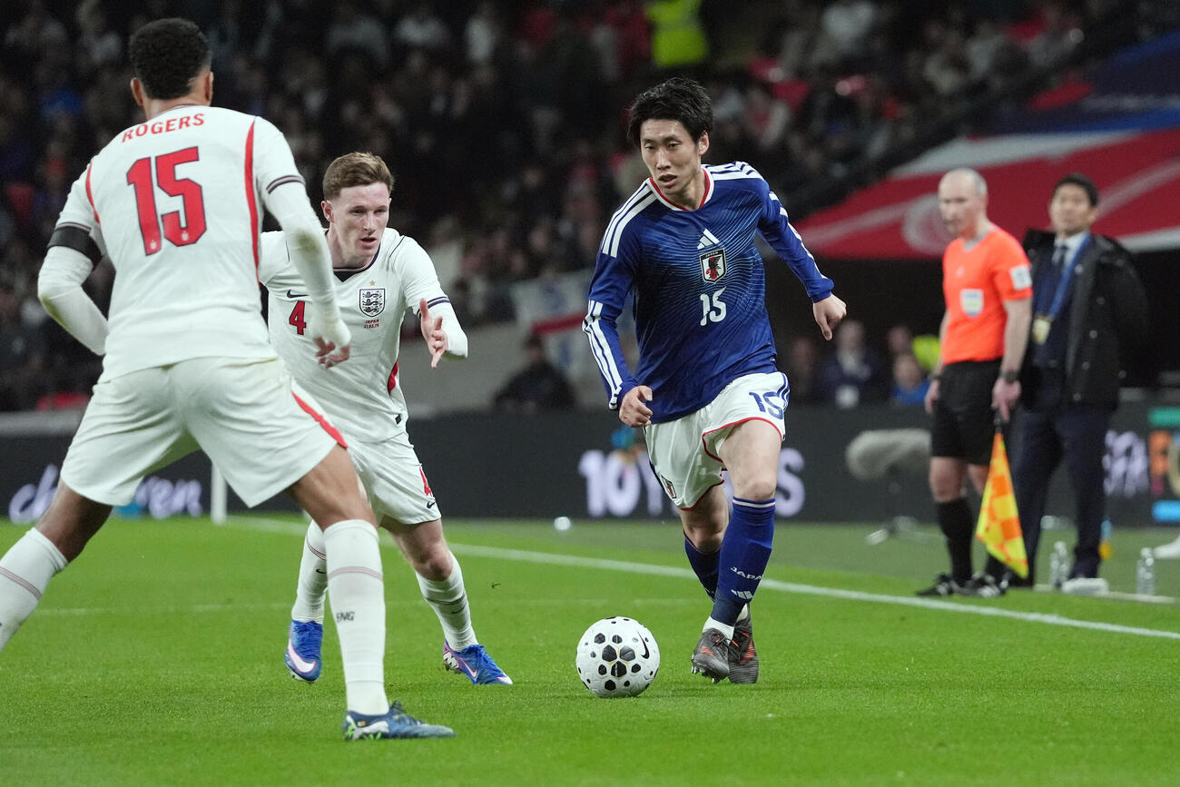 日本対イングランド　前半、攻め込む鎌田（右）。後方左はイングランド代表のアンダーソン（撮影・パオロ　ヌッチ）
