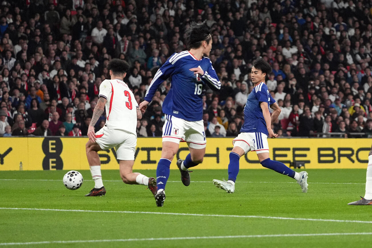 日本対イングランド　前半、先制ゴールを決める三笘（右）（撮影・パオロ　ヌッチ）