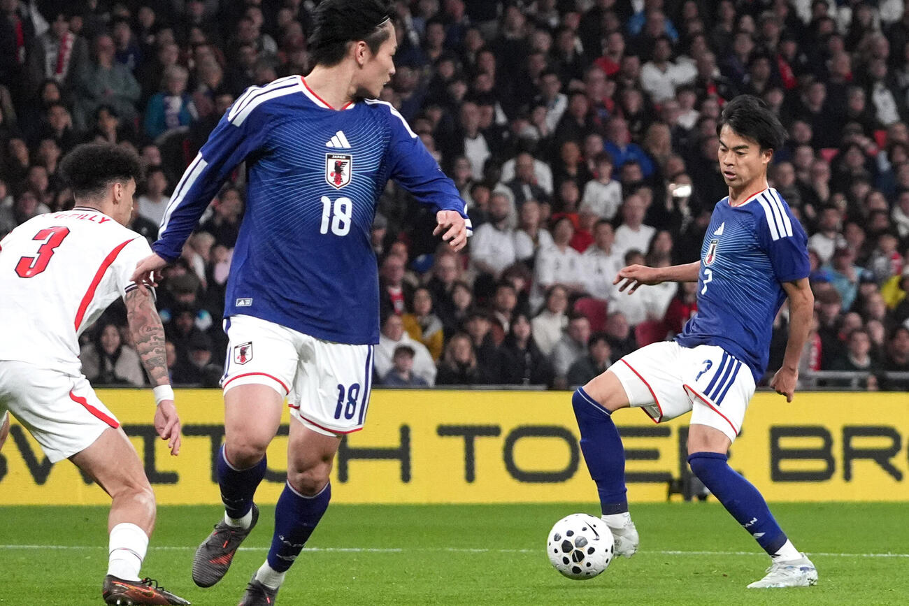 日本対イングランド　前半、先制ゴールを決める三笘（右）（撮影・パオロ　ヌッチ）