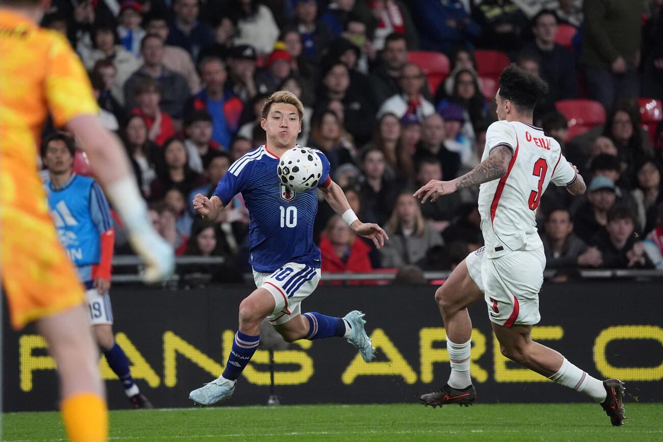 日本対イングランド　前半、ボールをトラップする堂安。右はイングランド代表オライリー（撮影・パオロ　ヌッチ）