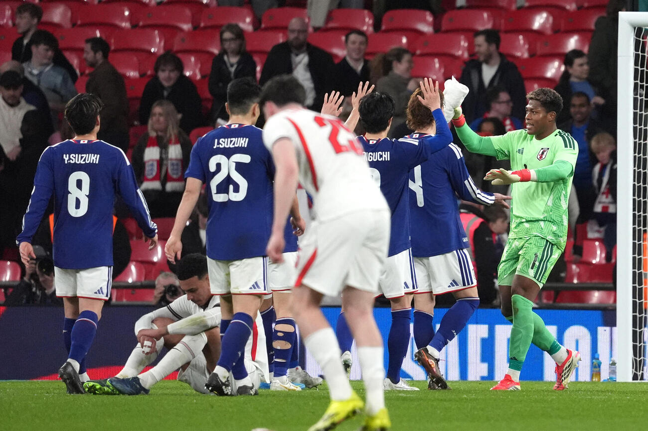 日本対イングランド　イングランド代表に勝利し、喜ぶGK鈴木彩（右端）ら日本代表の選手たち（撮影・パオロ　ヌッチ）