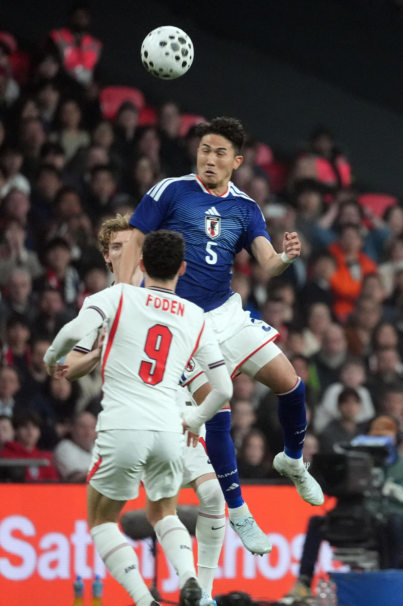 日本対イングランド　前半、ヘディングする渡辺（撮影・パオロ　ヌッチ）