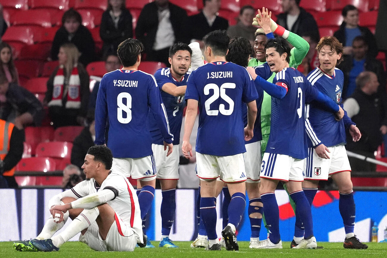 日本対イングランド　イングランド代表に勝利し、喜ぶ日本代表の選手たち（撮影・パオロ　ヌッチ）