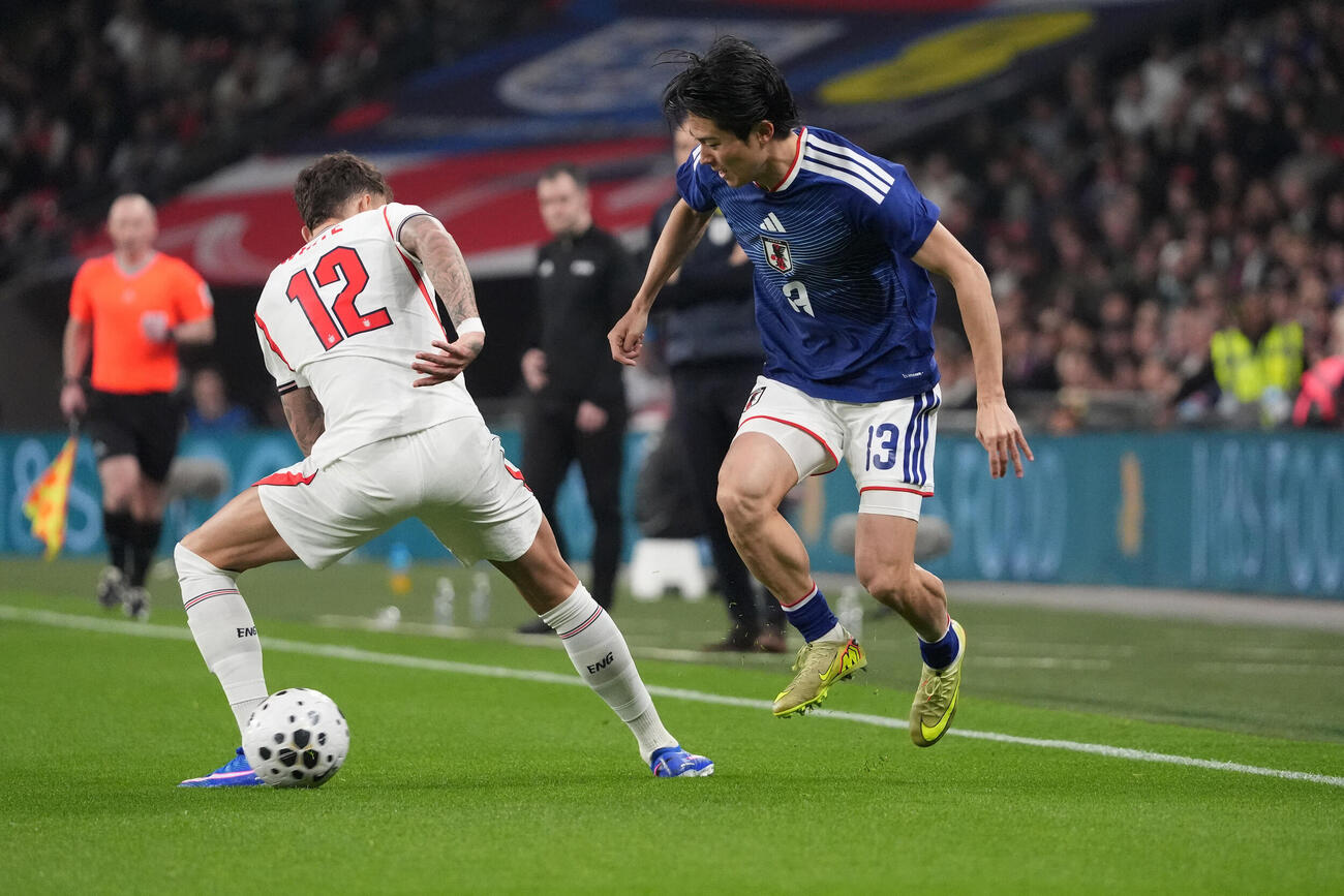 日本対イングランド　前半、攻め込む中村（右）。左はイングランド代表のホワイト（撮影・パオロ　ヌッチ）