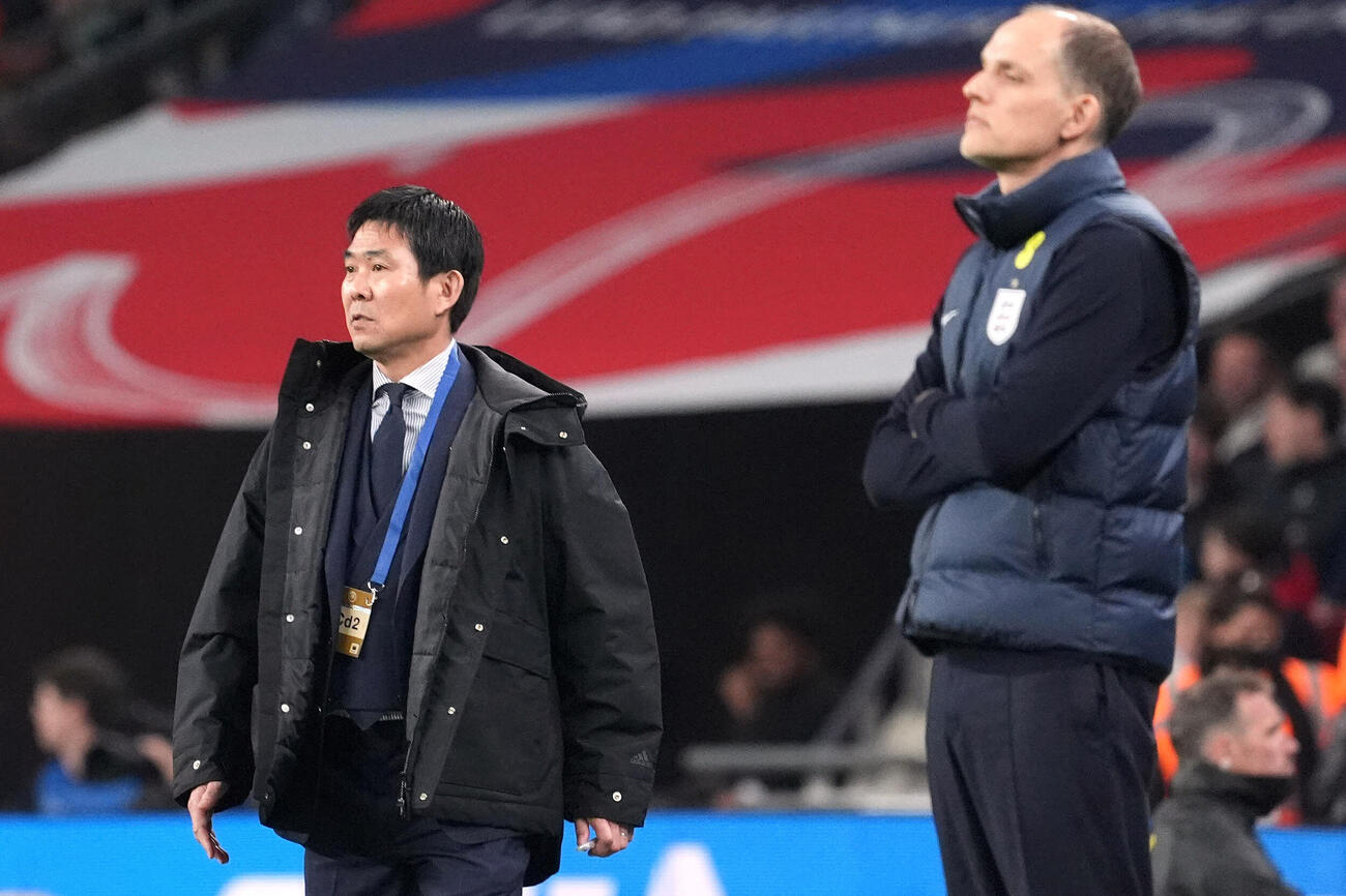 日本対イングランド　前半、戦況を見つめる森保監督（左）。右はイングランド代表トゥヘル監督（撮影・パオロ　ヌッチ）